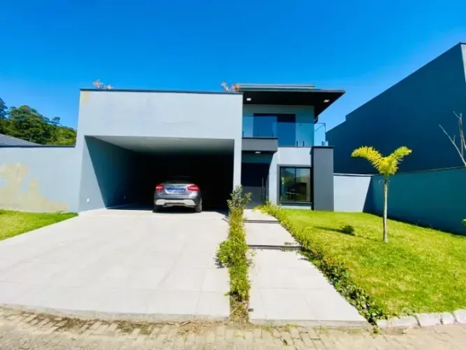 Residência de Alto Padrão | 4 Suítes | Piscina
