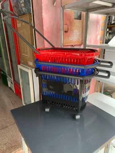 CESTA PLÁSTICA COM RODINHAS