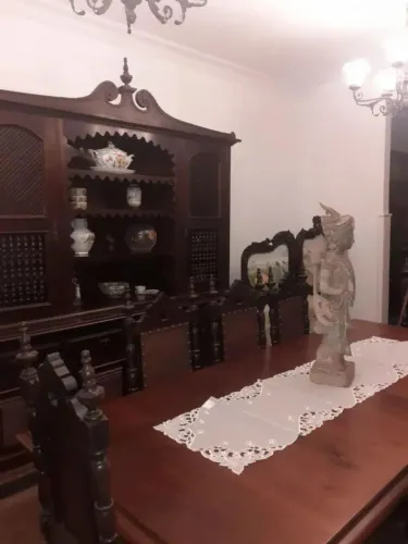 Sala de jantar completa mesa e estante cadeiras