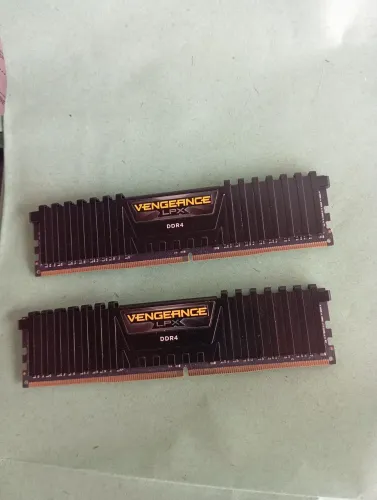 Memória RAM Corsair 2400Mhz 8GB x2