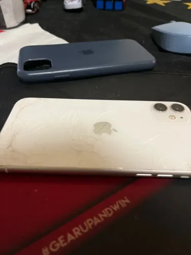 Iphone 11 (quebrado)