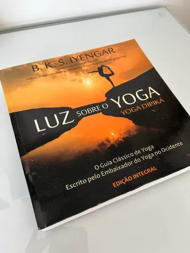 Livro luz sobre o yoga Iyengar