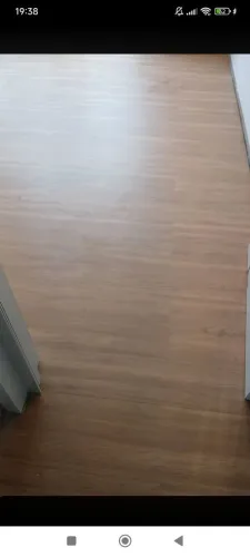 Piso laminado e vinílico.