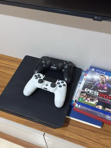 PS4 Slim 1TB Completo + 2 Controles + 9 Jogos