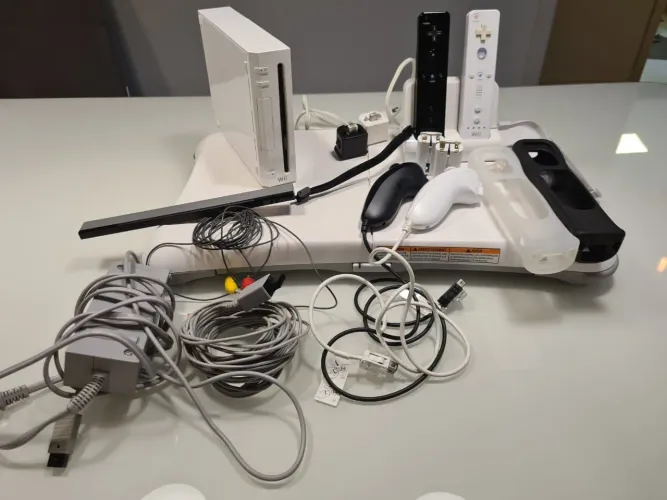 Nintendo Wii branco - desbloqueado com vários acessórios