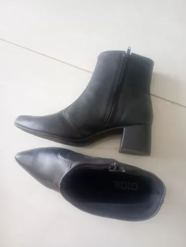 Bota cano curto Gil Gil.