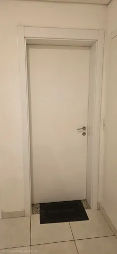 Porta externa branca com caixilho e vistas