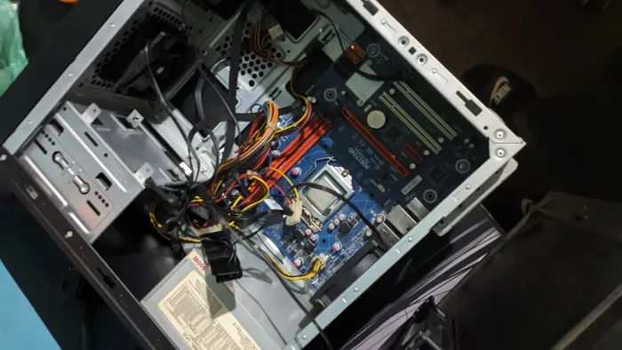 Placa mãe + processador+ gabinete e fonte.