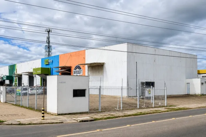 Pavilhão para alugar no bairro Humaitá com 230 m² e 4 vagas