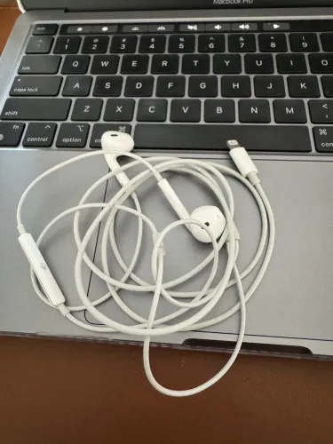 Fone Apple seminovo (pouquíssimo usado)