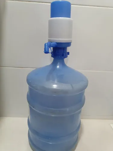 Vendo galão para água com bomba manual.