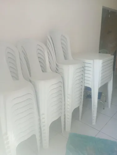 Mesas e cadeiras de plástico