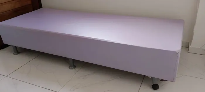 Base de cama solteiro revestido de courino
