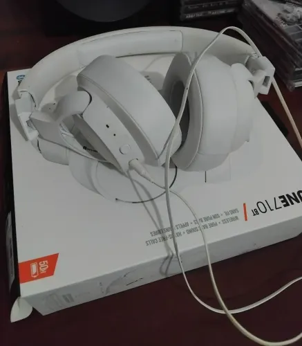 Fone de ouvido JBL TUNE 710BT com caixa original excelente estado.