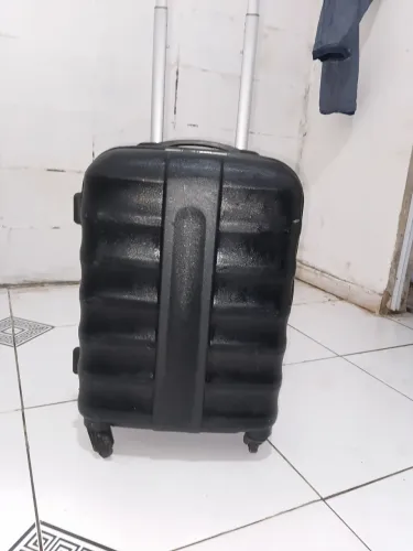 Mala de viagem média seminova. Nenhuma avaria
