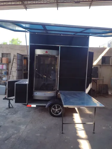 Trailer para frango assado.