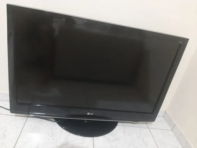 Tv 42plegada LG HD pegando certinho 400