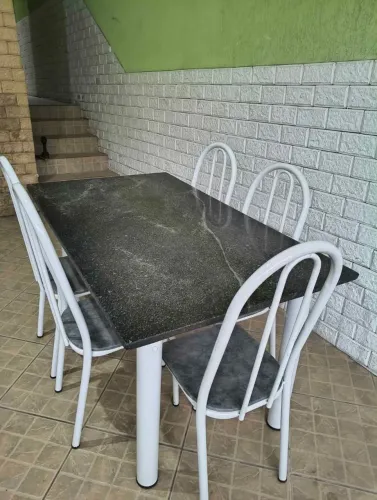 Mesa com 5 cadeiras