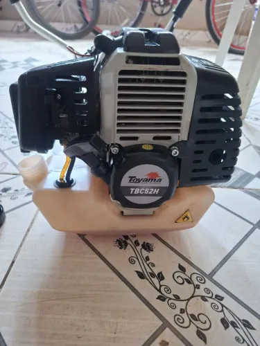 Vendo uma roçadeira marca TOYAMA ( TBC 52 H ) nova.