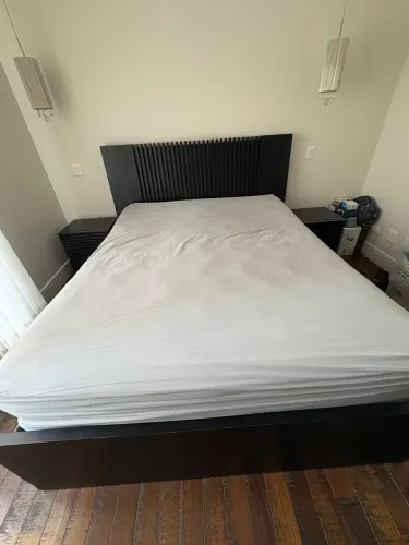 Cama Queen e mesas de cabeceira