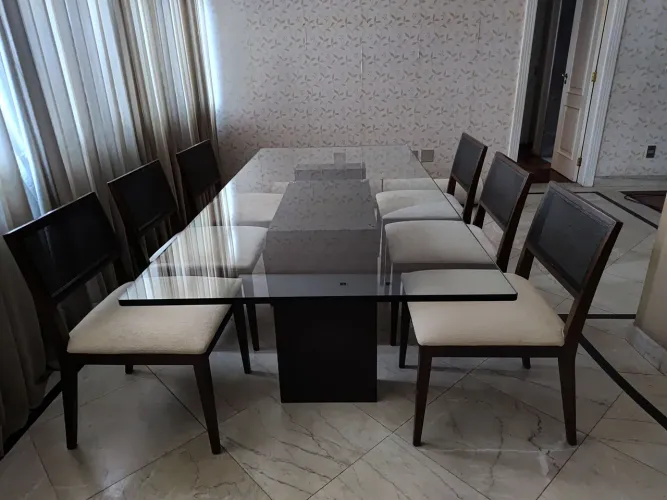 Mesa de jantar tampo de cristal, 220 x 100 cm, 06 cadeiras. Preço: $3000,00