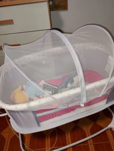 Berço mastela com balanço automático e bluetooth.