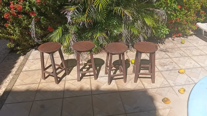 Vendo 3 bancos alto pra balcão e 4 bancos baixo, ambos de madeira cada um R$20,00