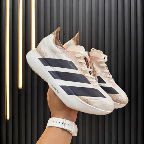 Tênis Adizero bege com placa 38 ao 43