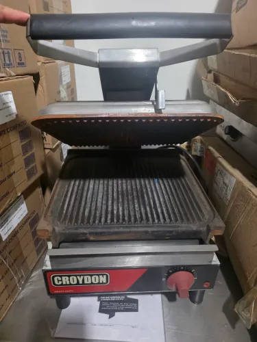 Sanduicheira grilo Croydon