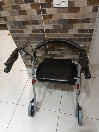 Andador com assento acolchoado, rodas, freios , cesto de armazenamento