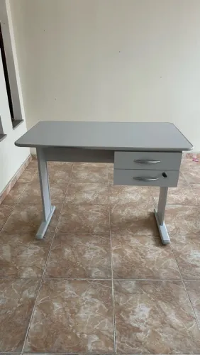 Mesa de Escritório com gaveta
