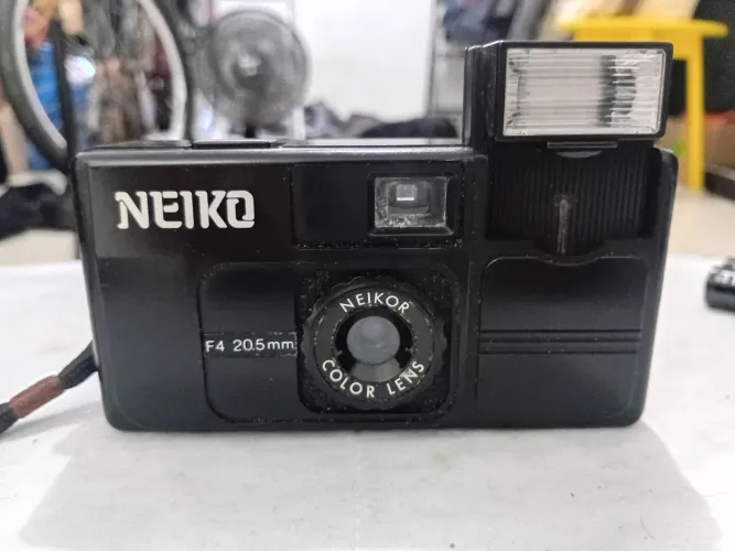 Câmera fotográfica analógico NEIKO -F 4 205 mm- filme de110mm, com flash embutido.