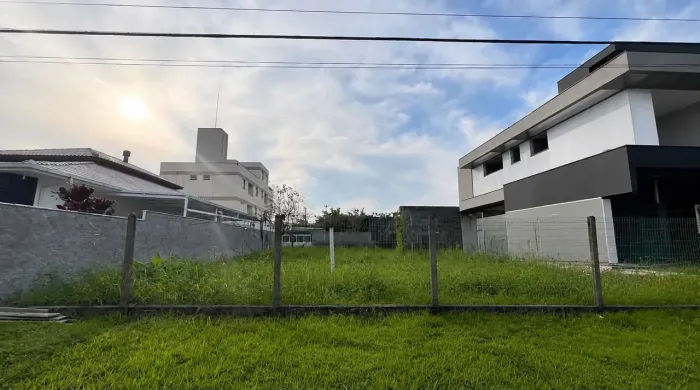Terreno Plano de 360m² na Praia da Daniela Pronto para Construir e a 2 Quadras do Mar