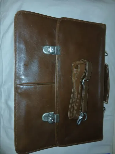 Vendo linda maleta em couro legítimo