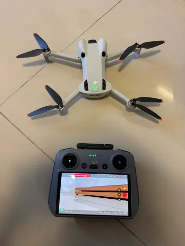 Drone DJI Mini 4 Pro com controle RC2 (tela) - Praticamente zero, menos de 2h de voo