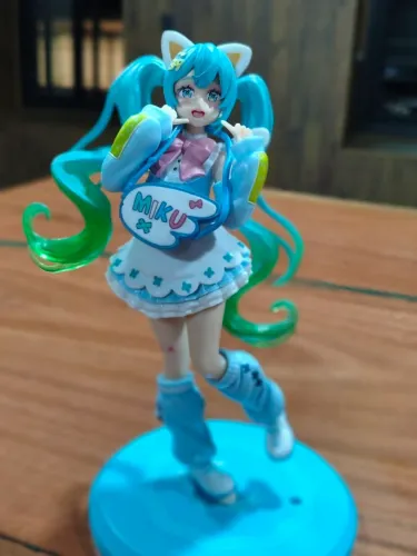 Figure da Hatsune Miku versão orelhas gatinho e bolsa.