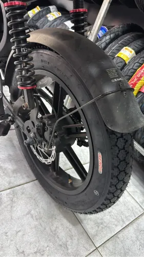 Pneu de moto para bike elétrica aro 16 instalado.