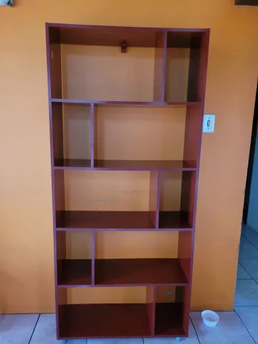 Estante de livros vermelha 