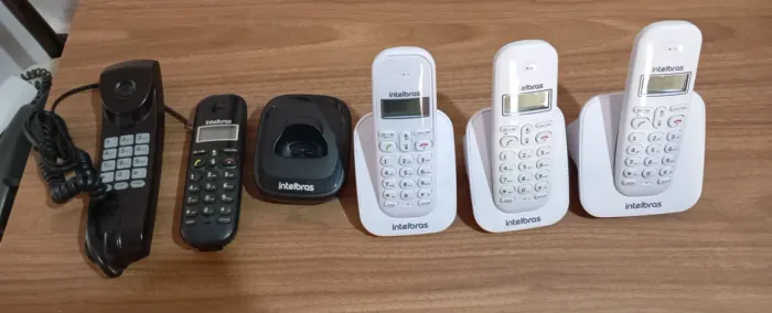 Kit com 7 itens de telefone Intelbras com detalhe.