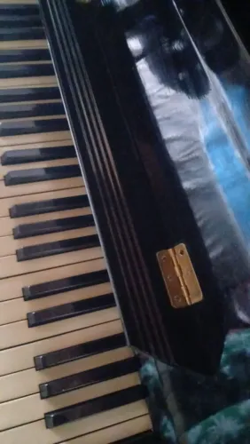 Piano completo, precisa manutenção e afinação