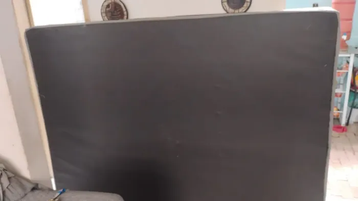 Vendo uma base para cama box semi nova e leva um colchão usado de graça.  