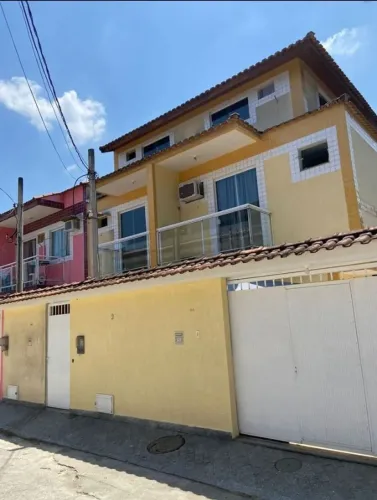 Aluga-se espaçosa casa duplex com 3 quartos, com garagem e quintal, em Vargem Pequena.