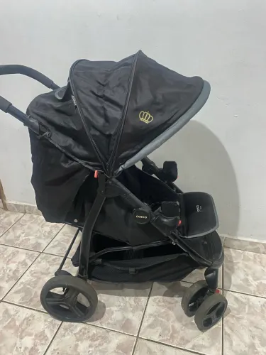 Carrinho de bebê e bebê conforto