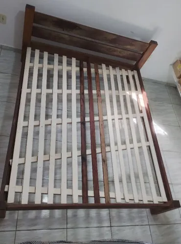 Cama de madeira maciça Queen