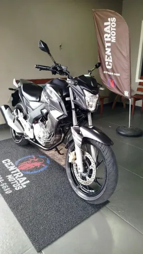 Vende-se Linda CB250 Twister ABS Financiamos 