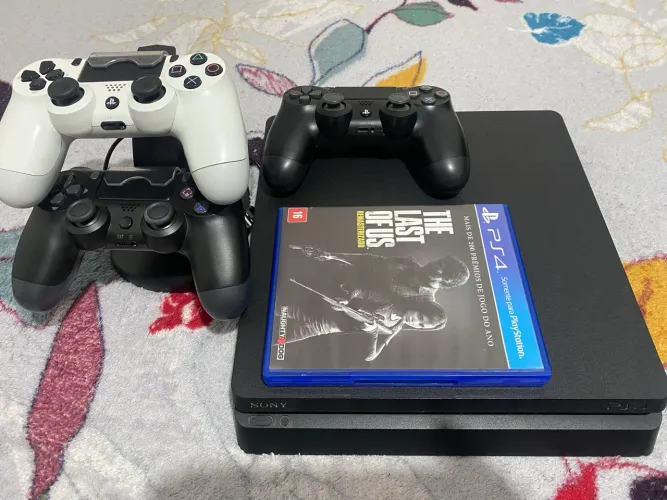 PS4 slim 500gb, 3 controles, um jogo e base carregadora
