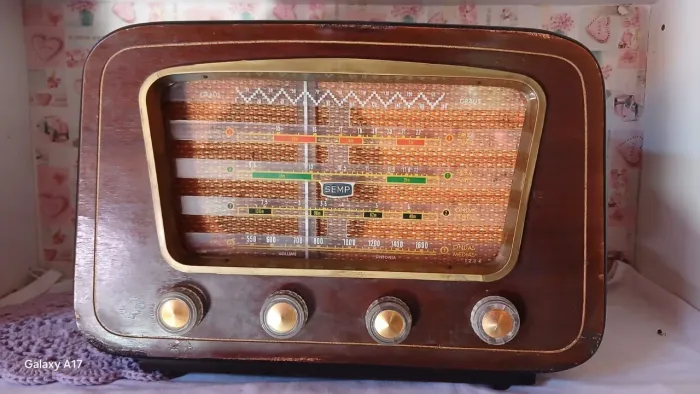 Radio antigo semp todo original e muito lindo funcionando