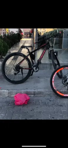 Vendo bicicleta venzo 27v . Freio a disco , suspensão com trava , capacete e lanterna