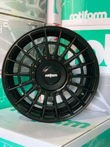Roda aro 18 Rotiform Las R Preta tala 9.5 et 25 VW Jetta 5X112 jogo novo