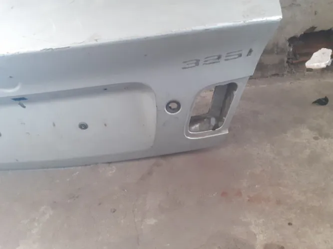 Porta mala da Bmw 325i com lanterna muito nova 2004